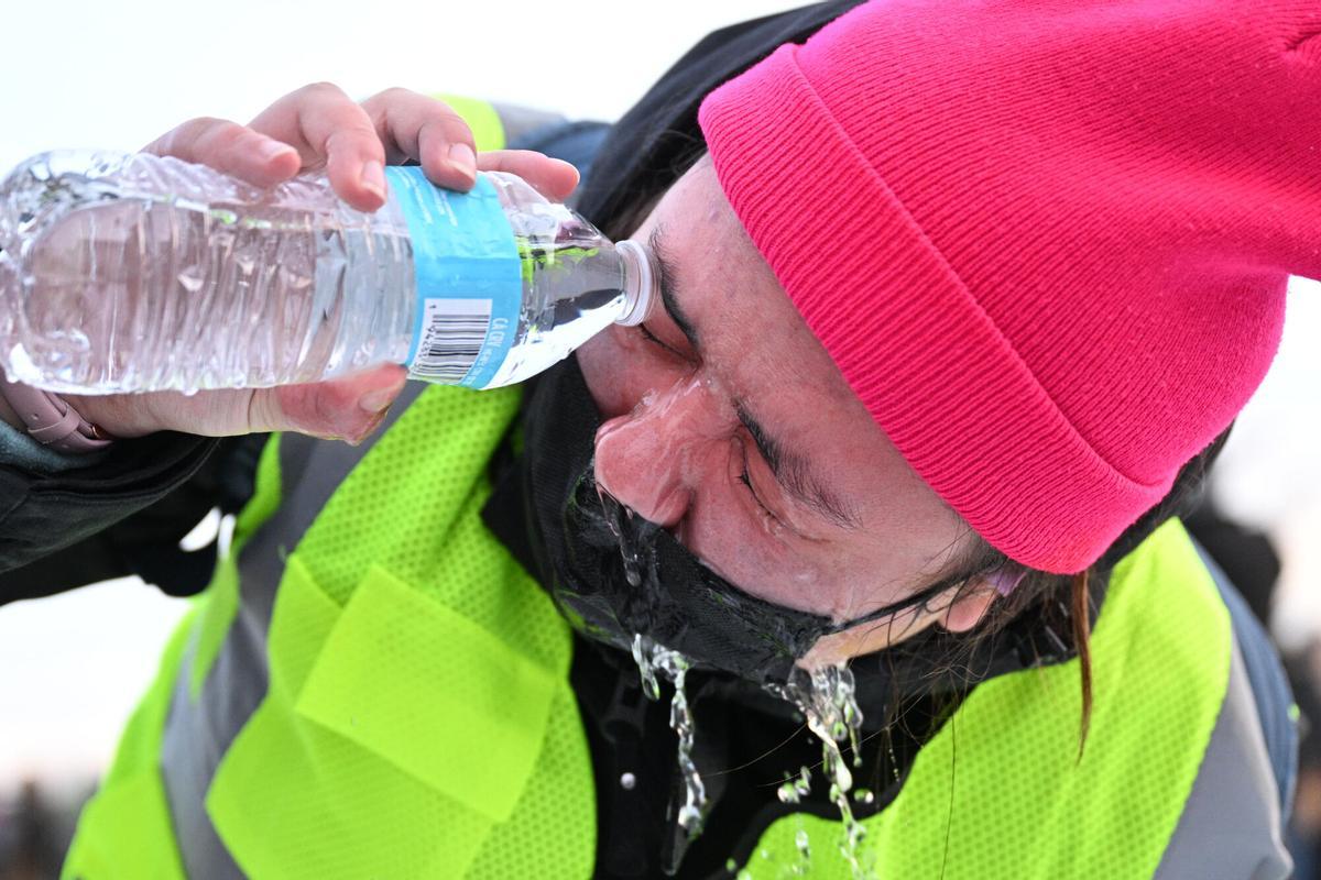 A protester pours water in their eye after confronting law enforcement outside the Bishop Henry Whipple Federal Building, Thursday, Jan. 8, 2026, in Minneapolis, Minn. (AP Photo/Tom Baker) Associate Press/ LaPresse Only Italy and Spain. EDITORIAL USE ONLY ITALY AND SPAIN