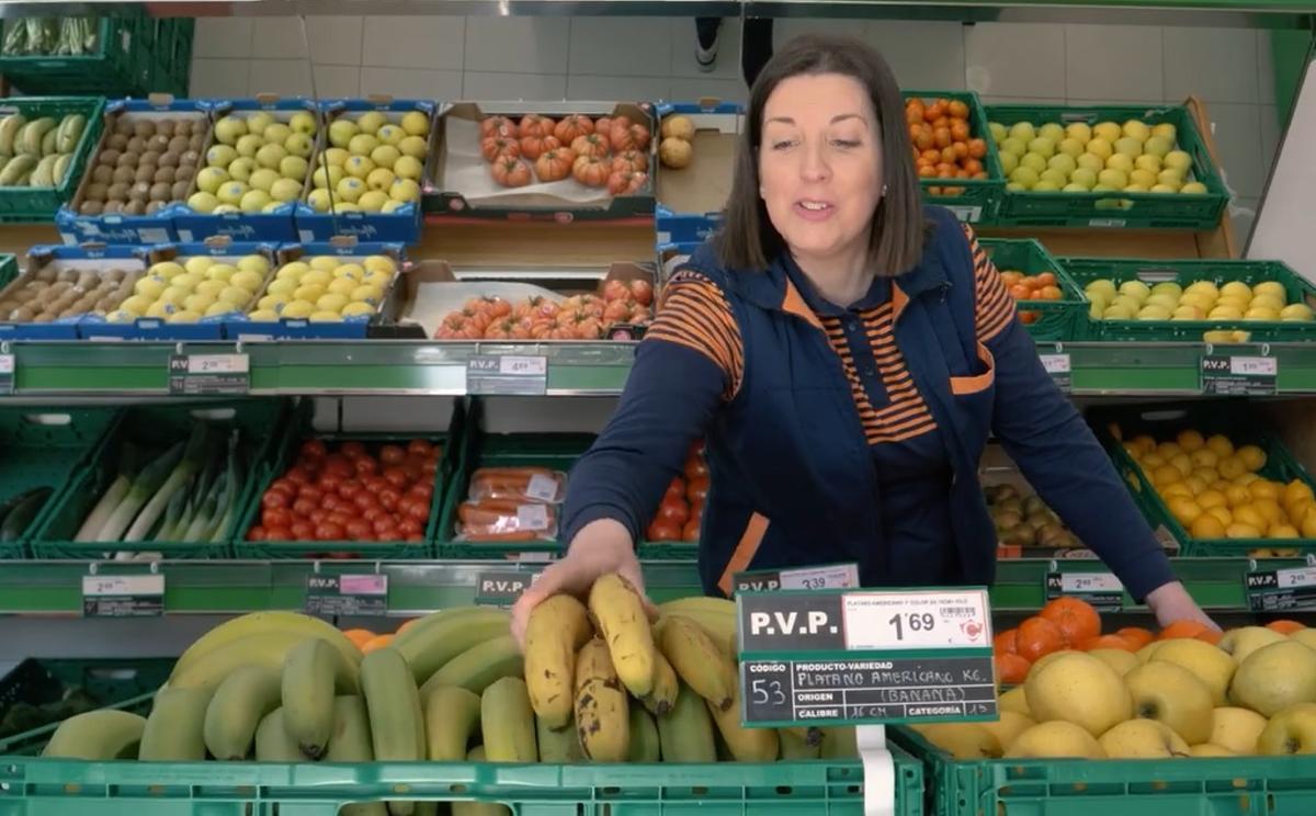 Mónica López, xerente dun supermercado de Curtis