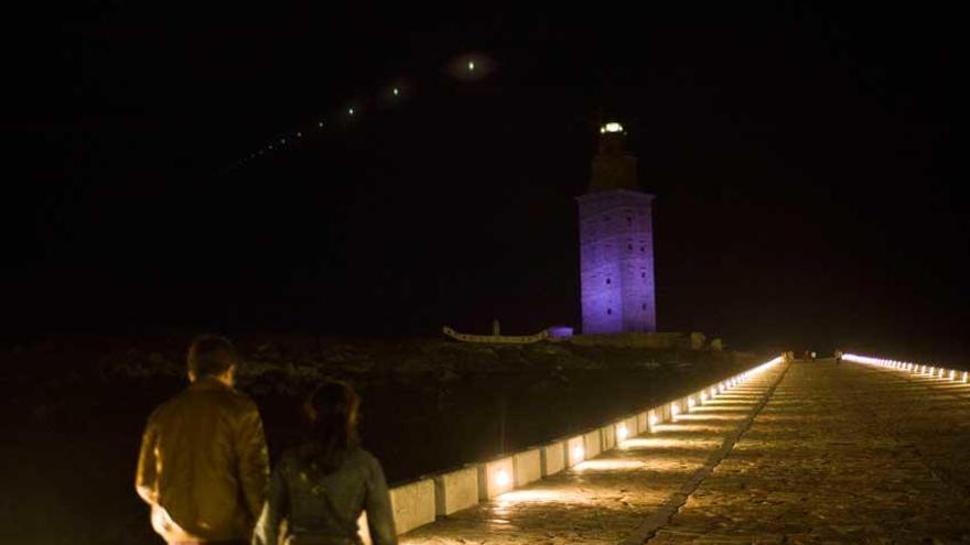 Torre de Hércules iluminada de morado para concienciar sobre el alzheimer.