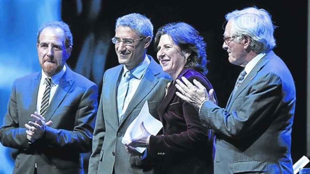 Enric Hernàndez (izquierda), director de EL PERIÓDICO, y Xavier Trias (derecha), alcalde de Barcelona, aplauden a Helena Herrera y Ramón Pastor, de Hewlett Packard Ibérica.