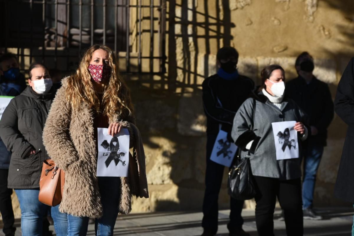 Concentración de los comerciantes y vecinos de la Judería, asfixiados por la crisis del covid