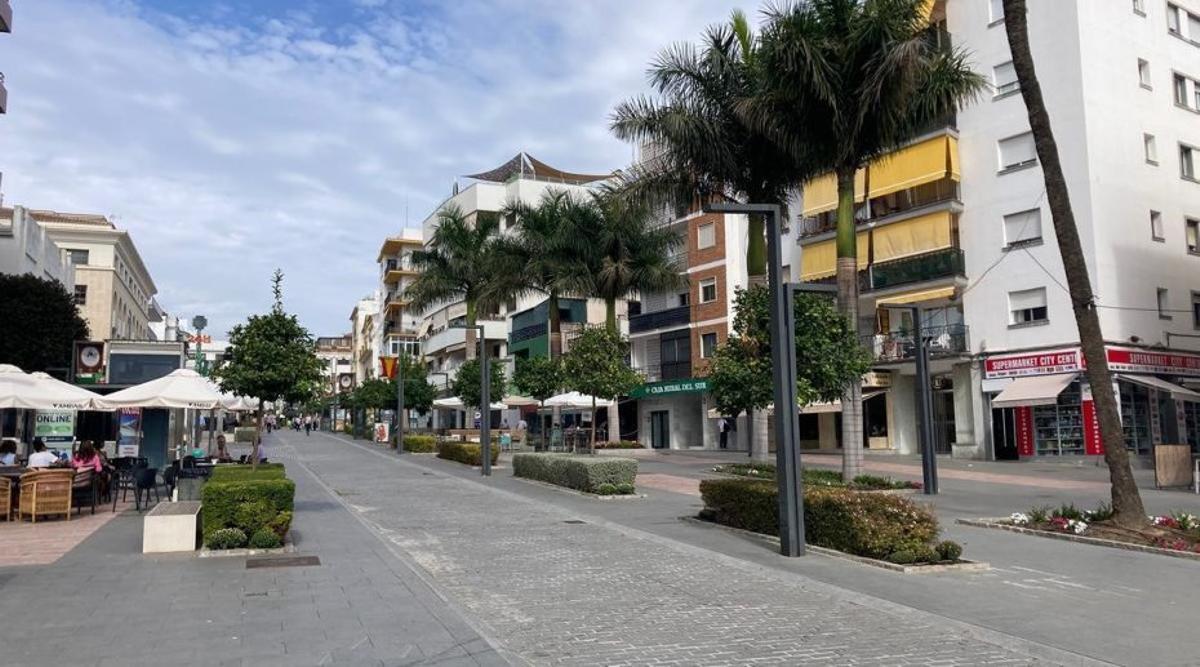 Una calle de San Pedro Alcántara.