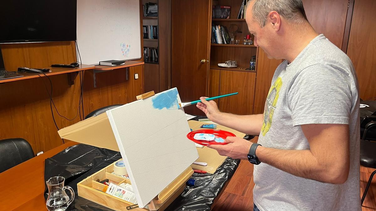 El alcalde de Las Palmas de Gran Canaria Augusto Hidalgo coge los pinceles para pintar uno de los cuadros.