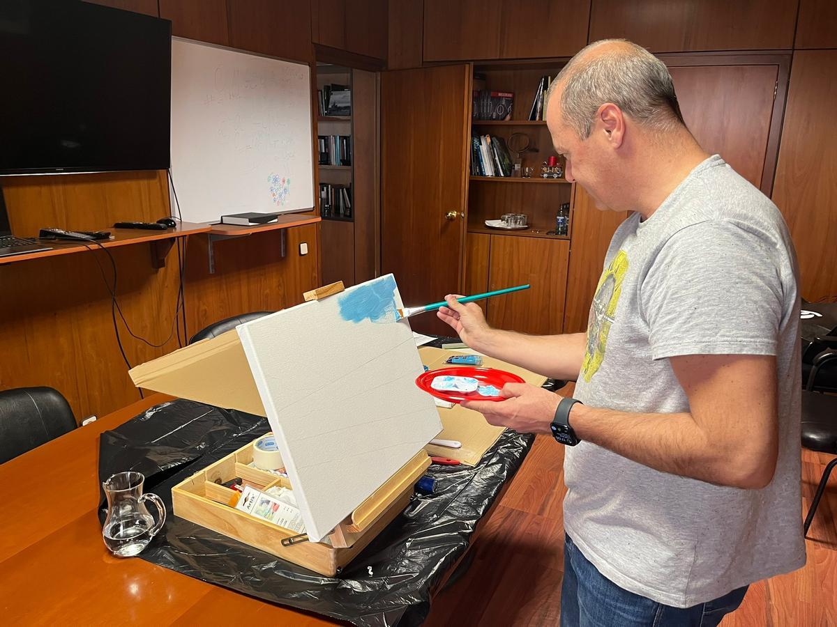 El alcalde de Las Palmas de Gran Canaria Augusto Hidalgo coge los pinceles para pintar uno de los cuadros.