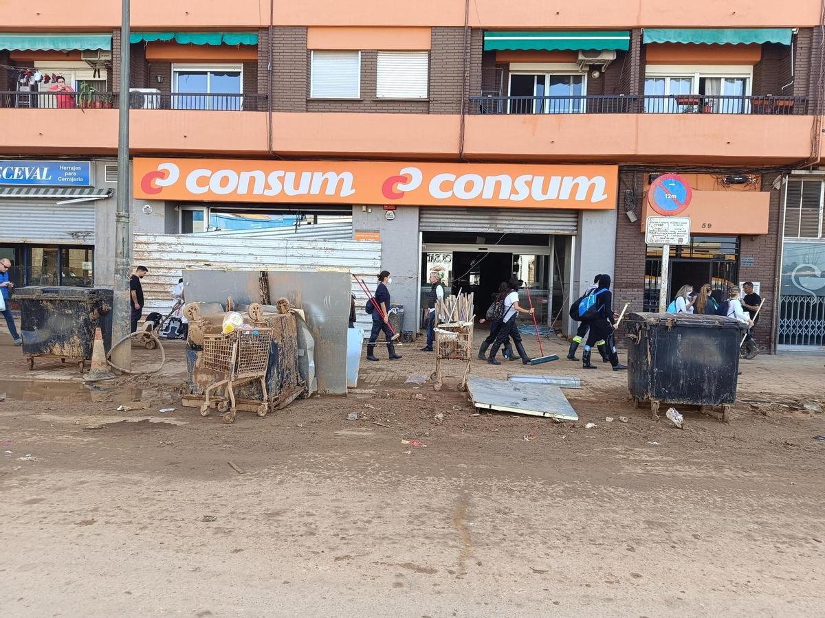 Enseres en las calles de La Torre, transitadas por miles de voluntarios.
