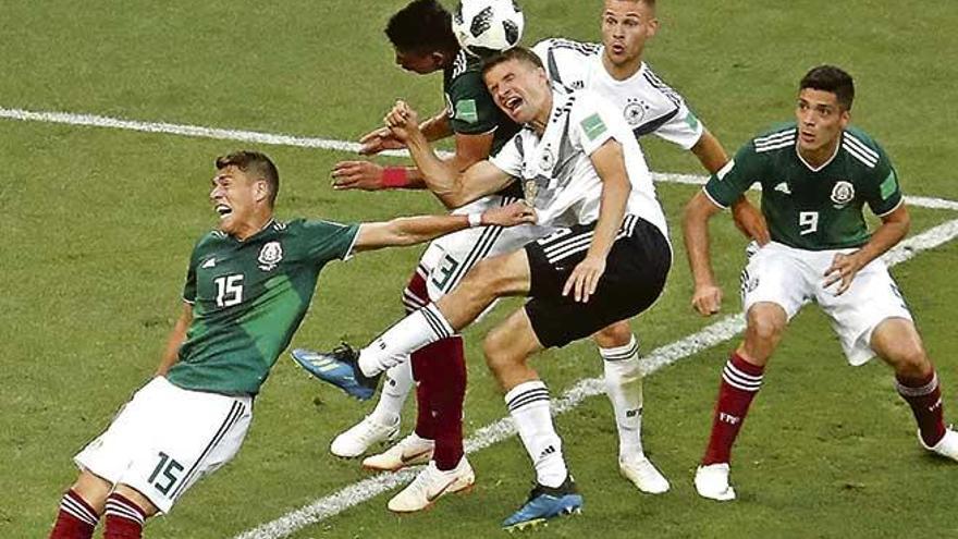 Los griegos celebraron como suya la victoria de México ante Alemania.
