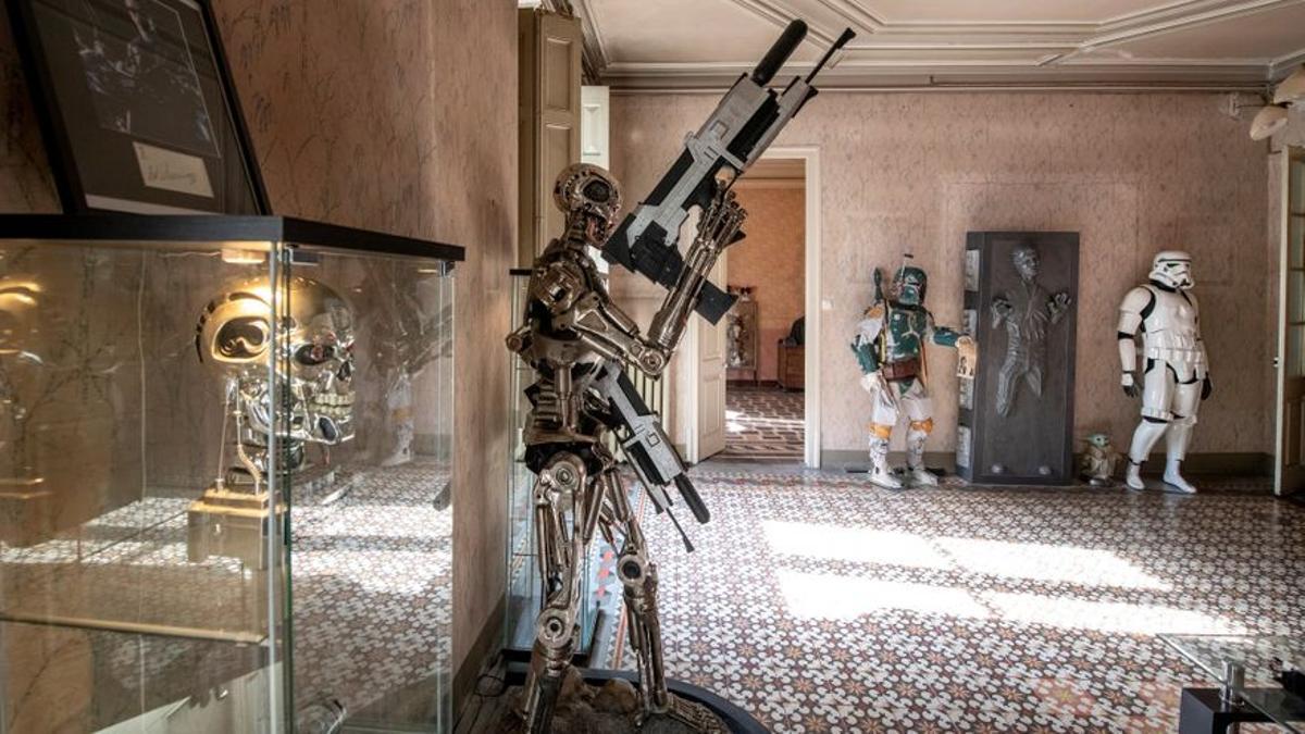 El T-800 de 'Terminator': el esqueleto metálico de Schwarzenegger. Mide 2,32 m con el arma, calcula Marcos.