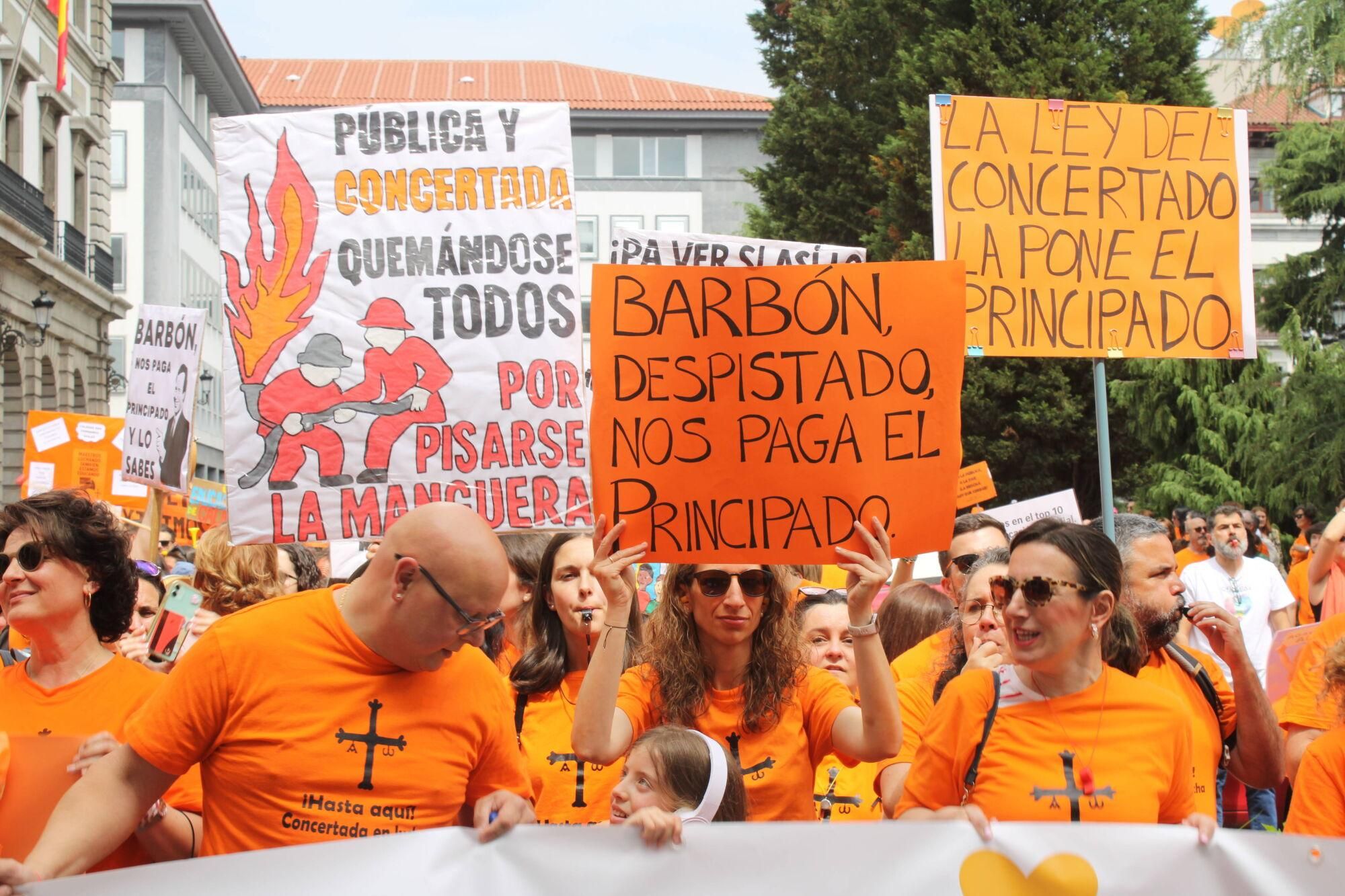 Así fue la multitudinaria marcha naranja de la concertada en Asturias