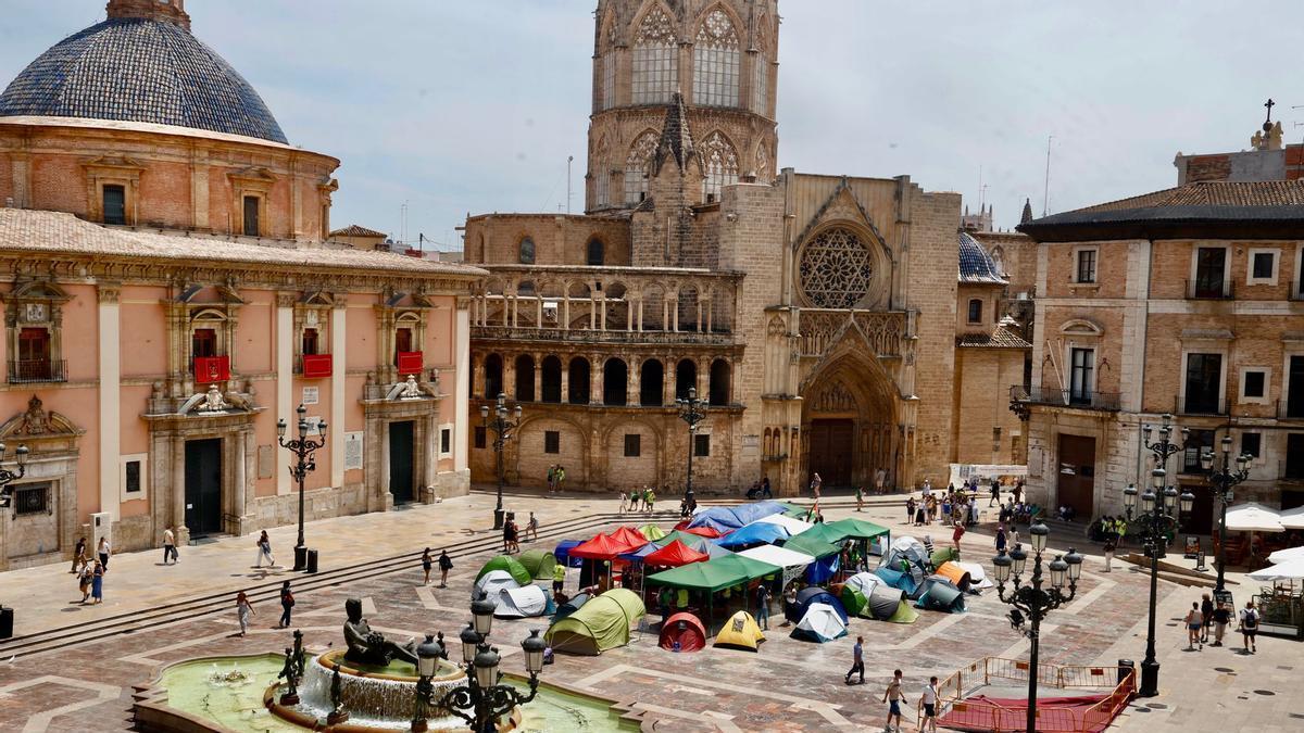 La acampada en la plaza de la Virgen de València