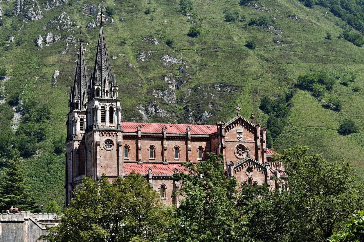 La Basílica de Santa María la Real de Covadonga está en el concejo de Cangas de Onís