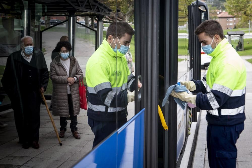 Así se desinfectan los autobuses urbanos de Oviedo