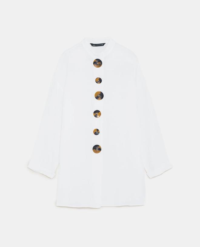Camisa de lino blanca con botones de Zara. (Precio: 39,95 euros)