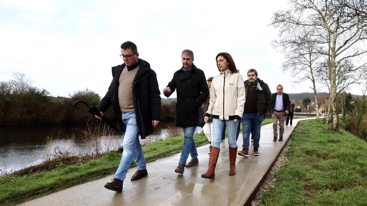 O alcalde, esquerda, e a conselleira perecorrendo a senda do Anllóns en Ponteceso.
