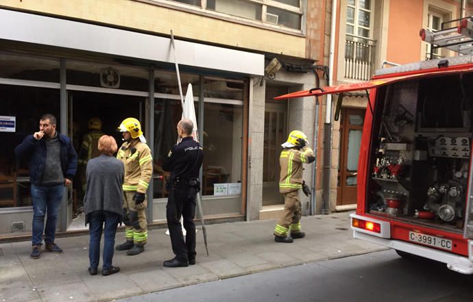 Cae el falso techo de un bar del Orzán sin heridos