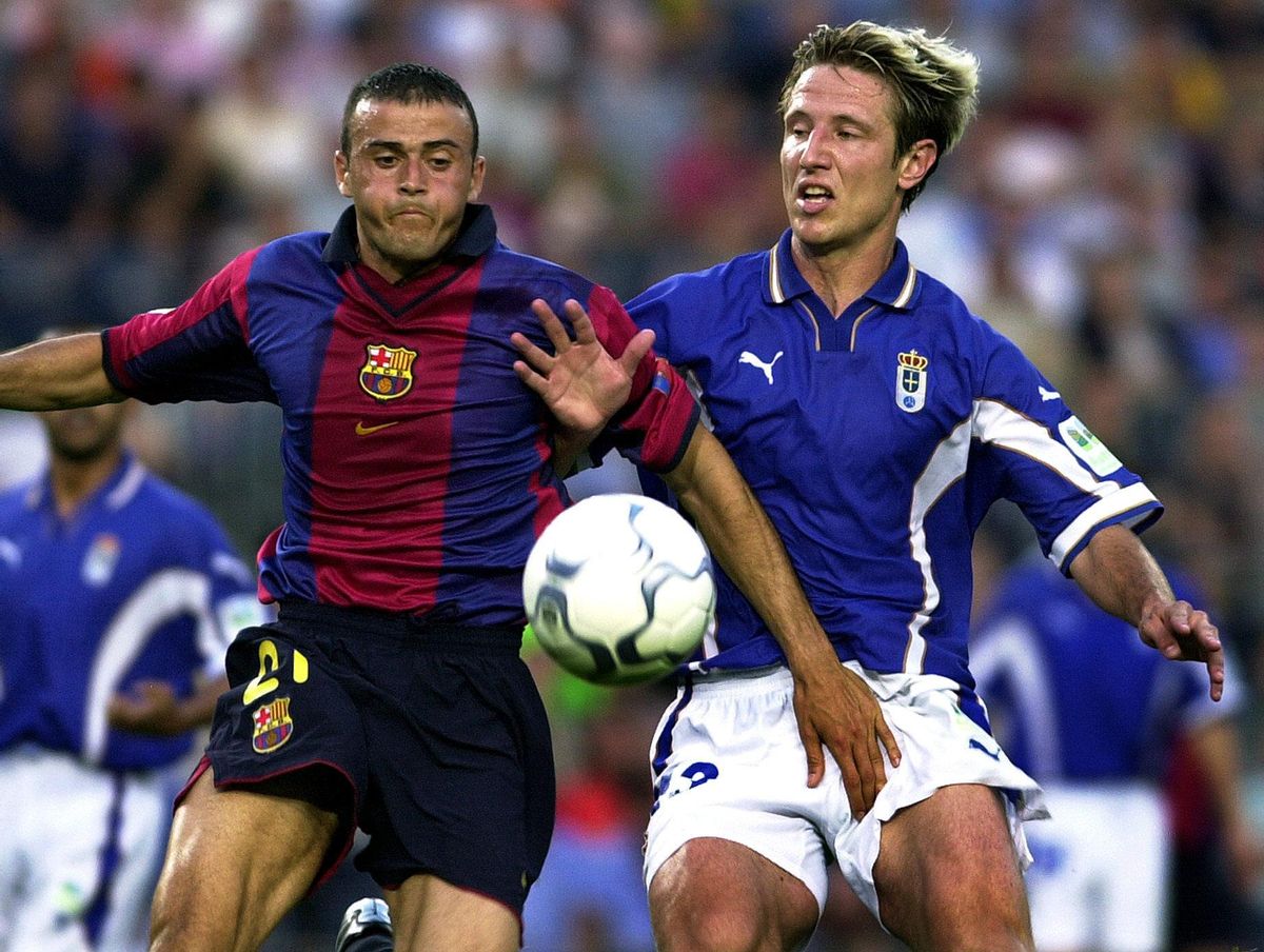 Luis Enrique pelea un balón con Danjou