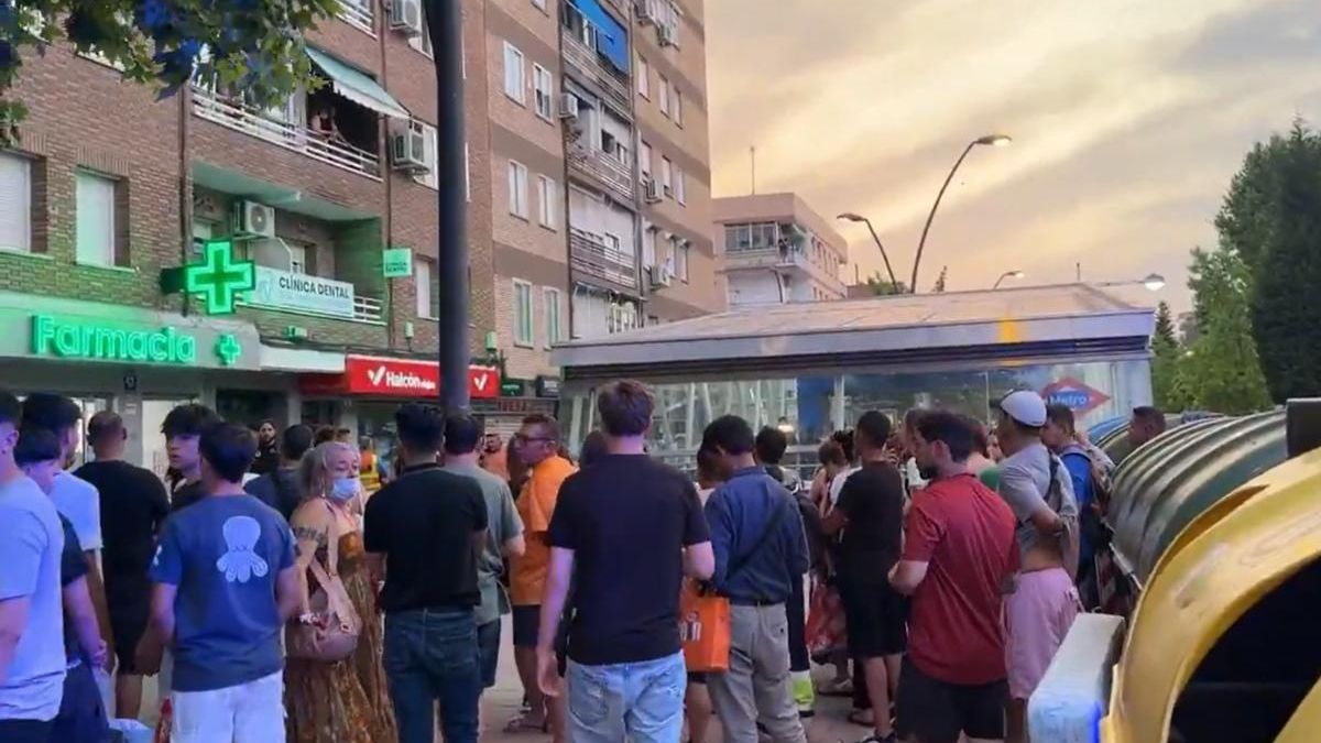 Aglomeración ante la farmacia de Getafe en la que el joven apuñalado pidió ayuda.