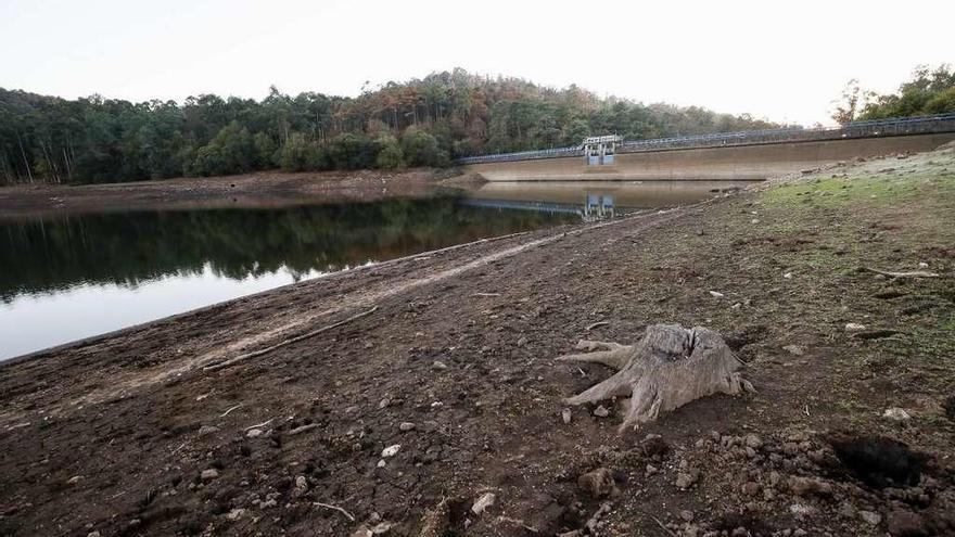 Estado actual de la presa de Zamáns, que acaba de bajar del 40% de ocupación. // Ricardo Grobas