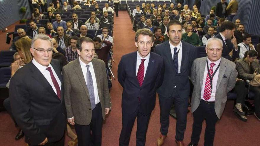 Alfredo García, Caballero, Feijóo, Alfonso Villares y Manuel Mirás, en la asamblea de la Fegamp // O. Corral