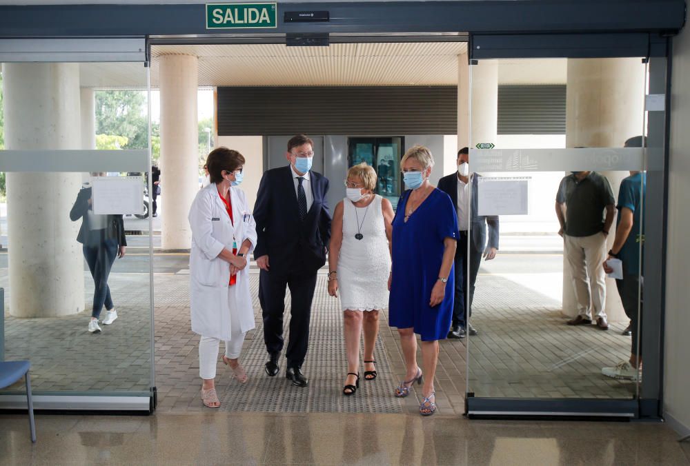 Ximo Puig y Ana Barceló visitan el COVID-ROBOT en el hospital La Fe