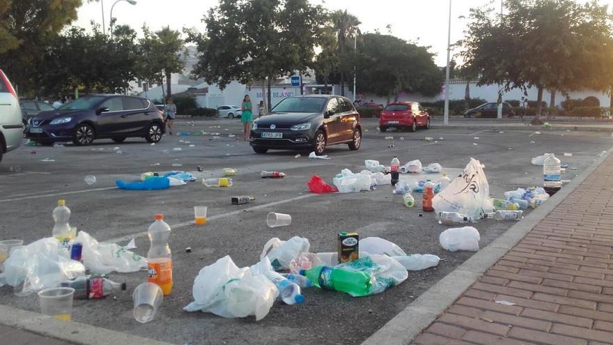 Calles repletas de basura tras el primer gran &quot;botellón&quot; del verano en Xàbia