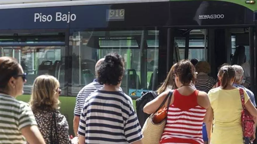 Tenerife prepara una bajada de tarifas de guagua y tranvía para 2020