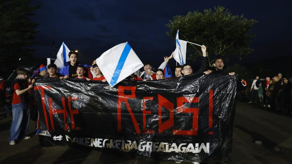 The Reds, grupo de aficionados locales de la SD Negreira este martes a las puertas del García Calvo