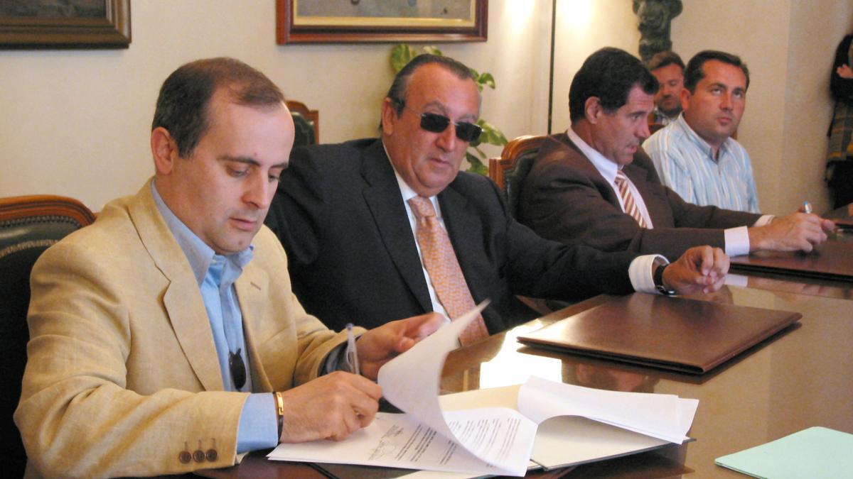 Amalio Palacios (izq.) en un acto en el año 2003 junto al expresidente de la Diputación Carlos Fabra.