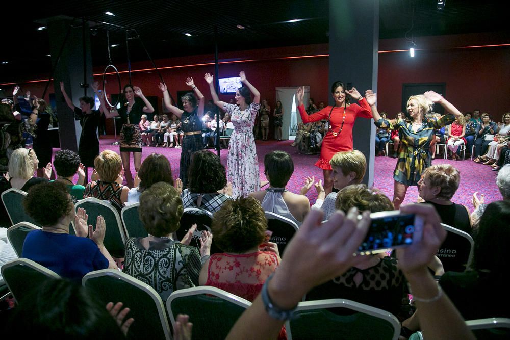 Nueve mujeres del grupo de autoayuda del cáncer de mama Anémona se subieron a la pasarela en Benidorm.