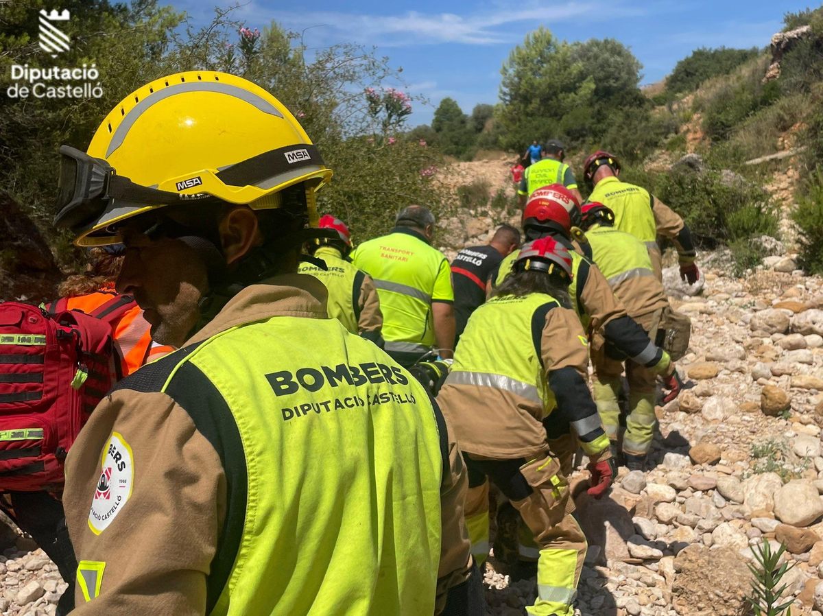 Traslado del herido desde el barranco a la ambulancia.