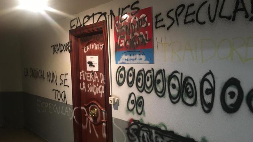 Las pintadas en la puerta de CCOO