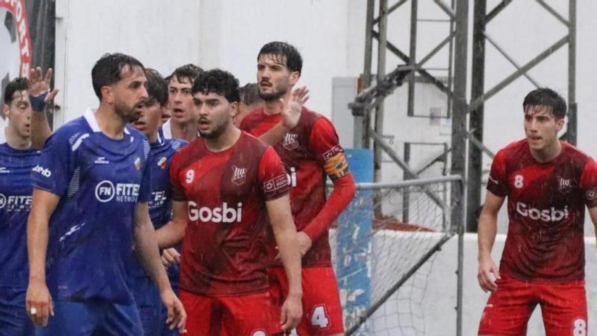 La Unió i el Lloret en un córner del partit del cap de setmana passat.