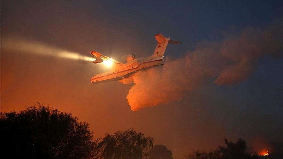 Un avion cisterna ruso descarga retardante quimico sobre el incendio forestal en Nataf  cerca de Jerusalen, Israel .
