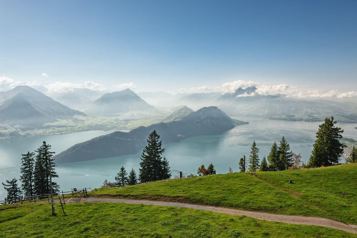 Vista del lago de Lucerna desde las montañas que rodean la ciudad