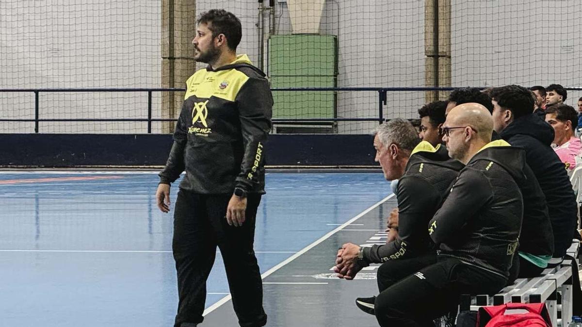 Toni Malla sigue la evolución del juego en el amistoso que el Cajasol Ángel Ximénez ha disputado en la cancha del BM Alicante.