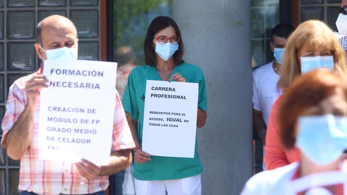 Una protesta del sector de los celadores en Ponferrada (León) para que reconozcan la profesión.