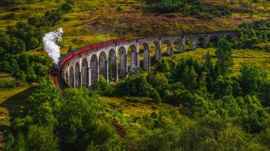 El tren más bonito y lujoso de Europa te lleva a través de los paisajes más épicos de Escocia
