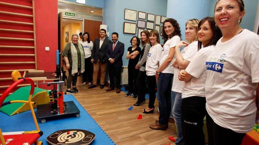 La concejala Eva Illán inaugura el aula terapéutica de la Fundación Alpe Acondroplasia.