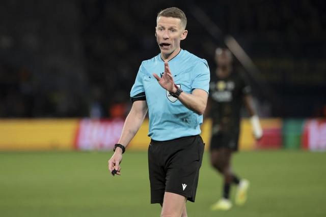 Hernández Hernánez arbitrando un partido de Champions League