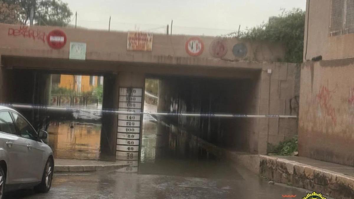 Agua embalsada en el Pont de l'Horta de Carcaixent que ha provocado el corte de tráfico.