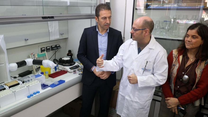 Un técnico del Intecmar dando explicaciones al conselleiro, Alfonso Villares, y a la directora del centro, Covadonga Salgado.