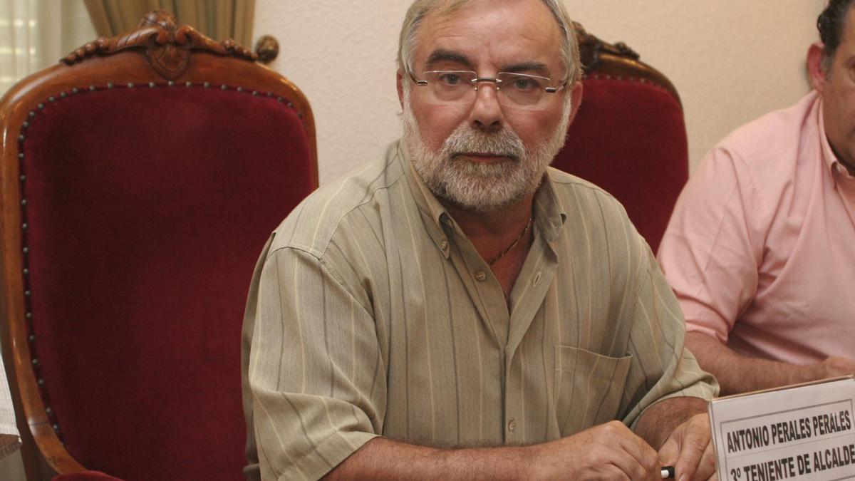 El exconcejal Antonio Perales, durante la presentación de un cartel de toros en Xàtiva, en 2005.