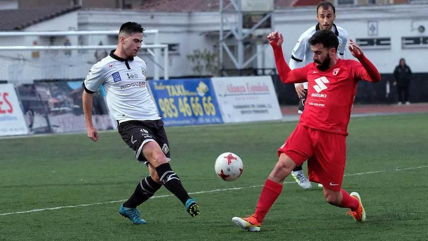 Catú despeja el balón ante un jugador del Burgos.