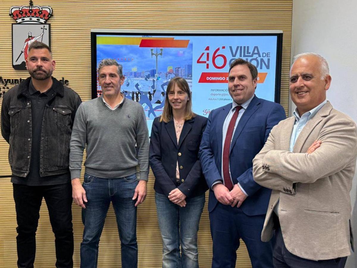 Asistentes a la presentación, ayer, del Cross «Villa de Gijón».