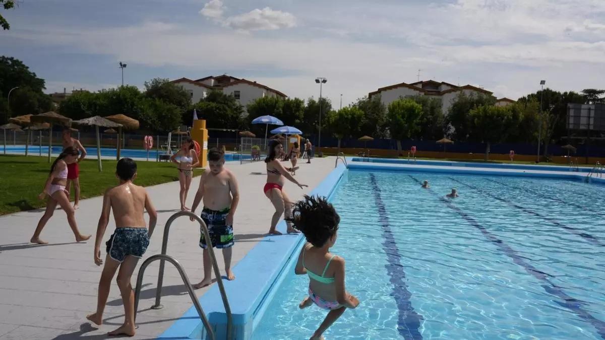 Bañistas en las piscinas Santuario.