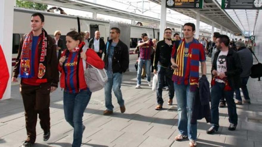 Los aficionados culés parten hacia Valencia