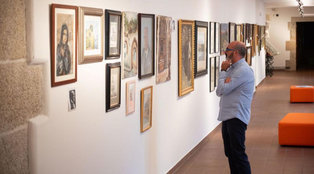 Cuadros en un espacio del Museo das Mariñas.
