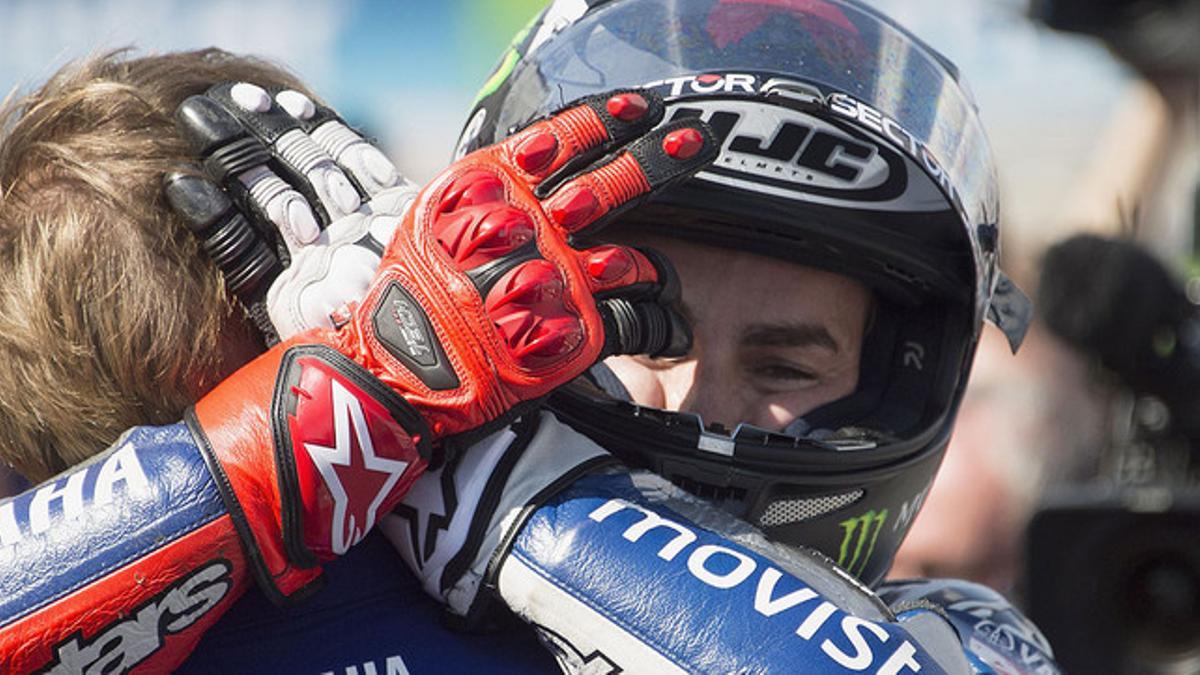 Jorge Lorenzo se abraza a un miembro de su equipo tras recortar puntos a Valentino Rossi