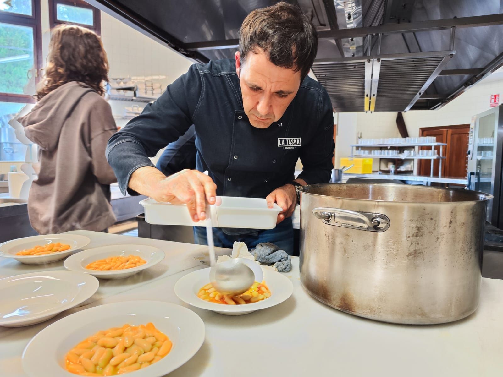 La Cantina de Villalegre cocina la &quot;Mejor Fabada del Mundo&quot;: así fue el concurso gastronómico