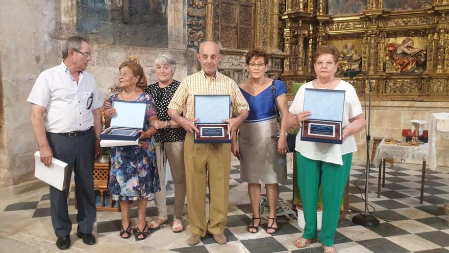 Los galardonados de este año con sus placas conmemorativas