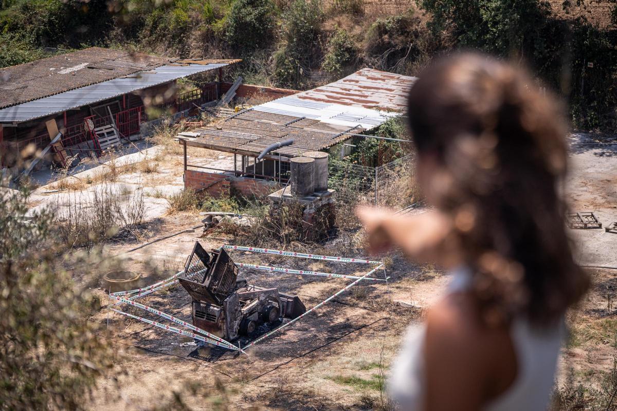 Imágenes del punto donde se originó el incendio forestal de Sentmenat tras incendiarse una excavadora en una explotación agrícola.